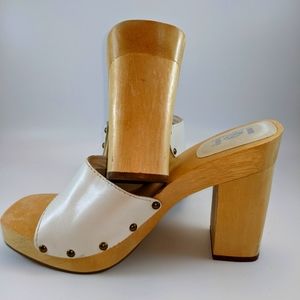 LEI High-heeled wooden shoes with white riveted leather (?), 9.